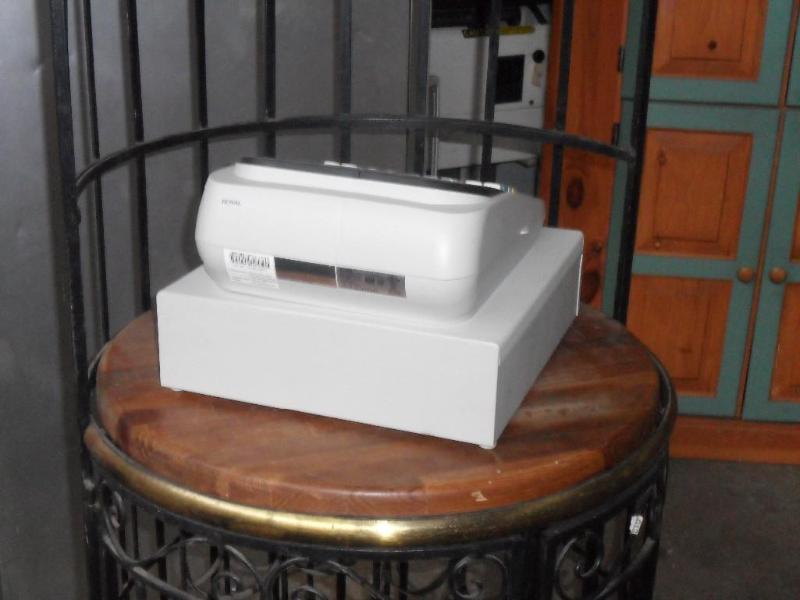 lot 10 image: Cash register. Royal 110dx cash reg...