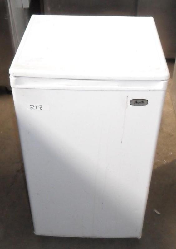 lot 23 image: Small to medium refrigeraterfreeze...