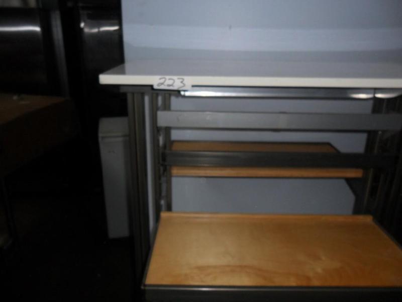 lot 28 image: Store display unit. Steel and Balti...