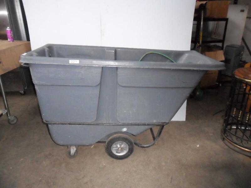 lot 29 image: Rubber maid utility cartbin. Rolli...