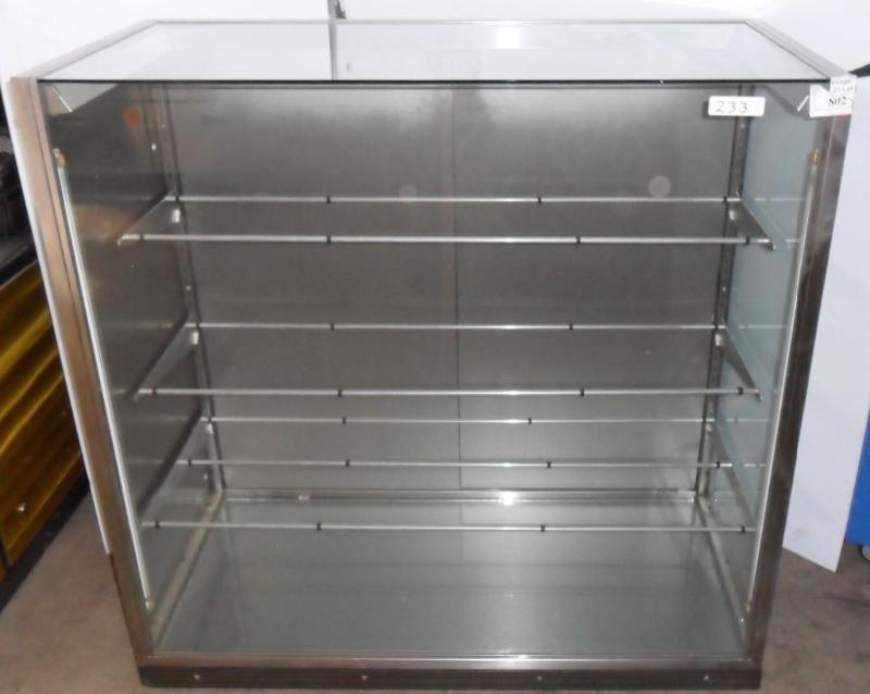 lot 38 image: Glass display case for merchandise....