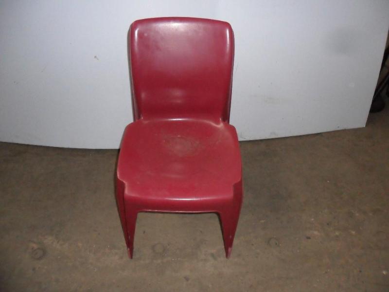 lot 48 image: plastic chairs. One lot of four hea...