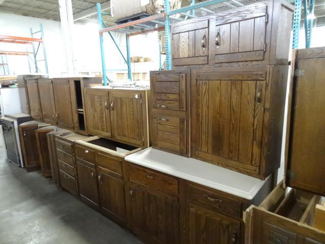 lot 13 image: 12 piece kitchen cabinet set...