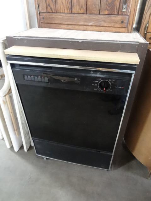 lot 14 image: Whirlpool dishwasher. Model DP8700-...