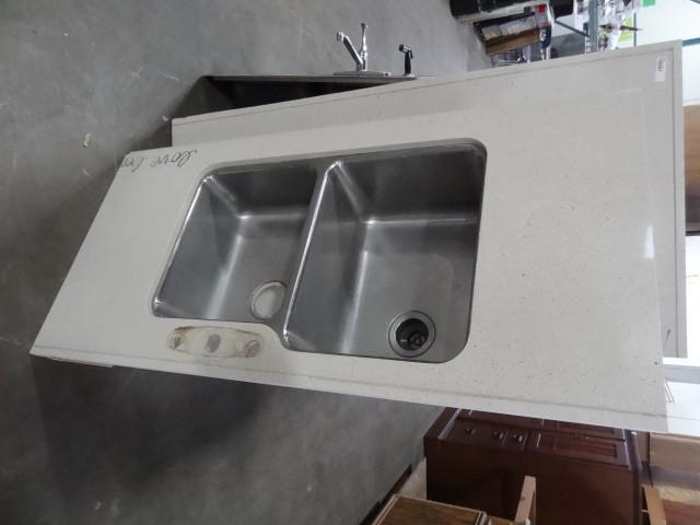 lot 15 image: Granite counter top pieces with rou...