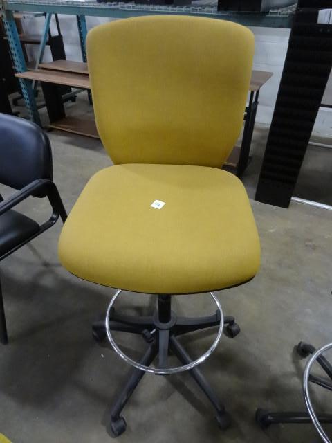 lot 162 image: Adjustable height stool on wheels....