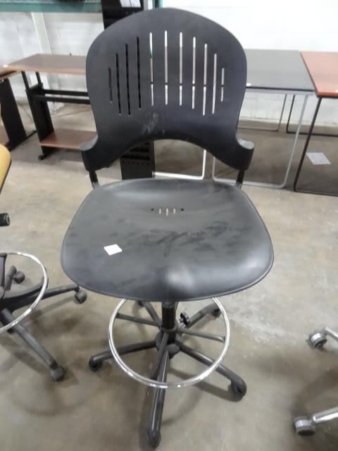 lot 163 image: Adjustable height stool on wheels....