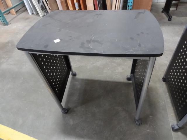 lot 168 image: Task station on wheels. 32 x 22 x 3...