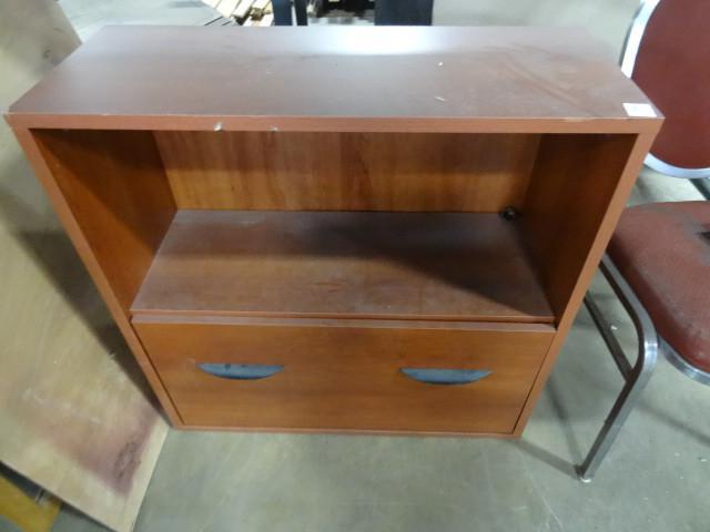 lot 61 image: Laminate cabinet with 1 drawer. 30 ...