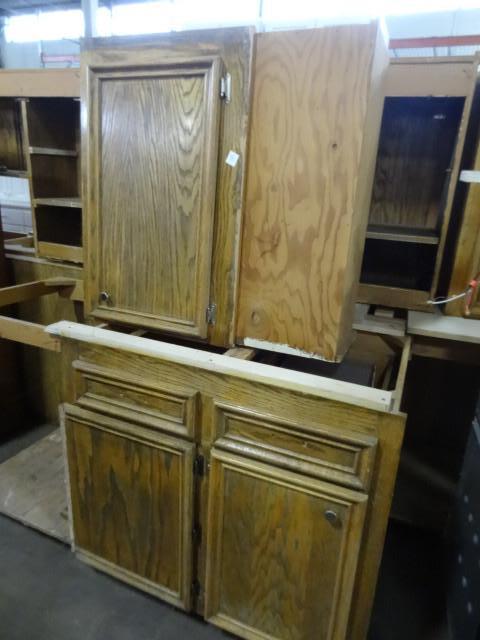 lot 8 image: Upper and lower cabinet set...