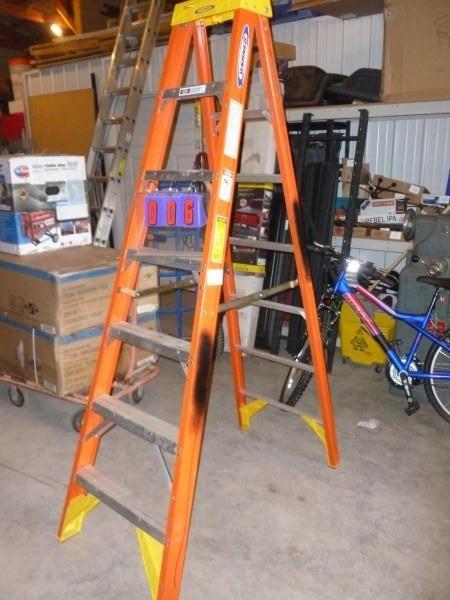 lot 6 image: Werner 7 fiberglass step ladder. 3...