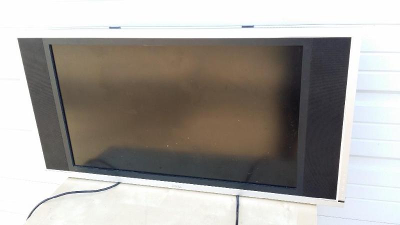 lot 12 image: Dell 32" LCD TV Display Comput...