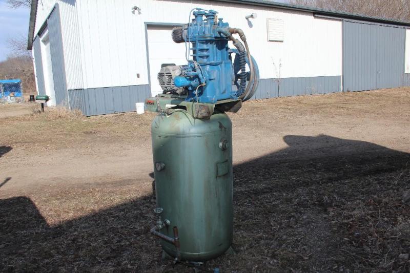 lot 10 image: Binks&nbsp5 HP Vertical Air Compr...