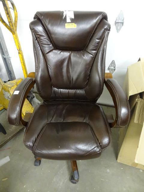 lot 56 image: Leather office chair. Like new. Thi...