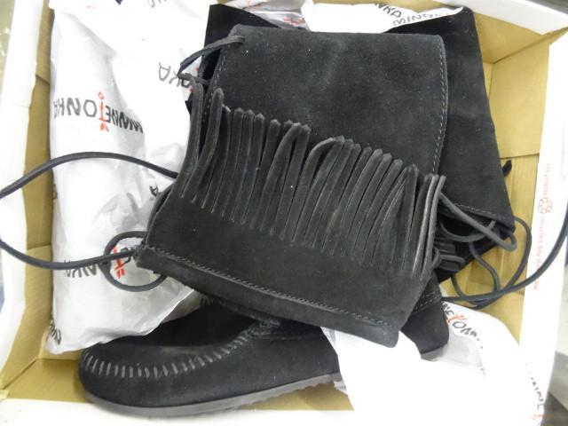 lot 67 image: Size 7 womens Minnetonka leather ta...