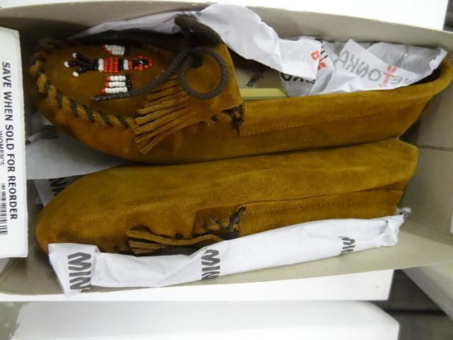 lot 68 image: Size 7.5 womans Minnetonka Moccasin...