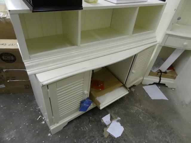 lot 76 image: Riverside 3 piece furniture set. Ta...