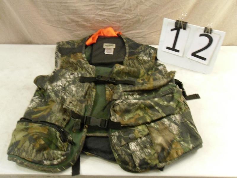lot 12 image: Field Staff Camo Hunting Vest