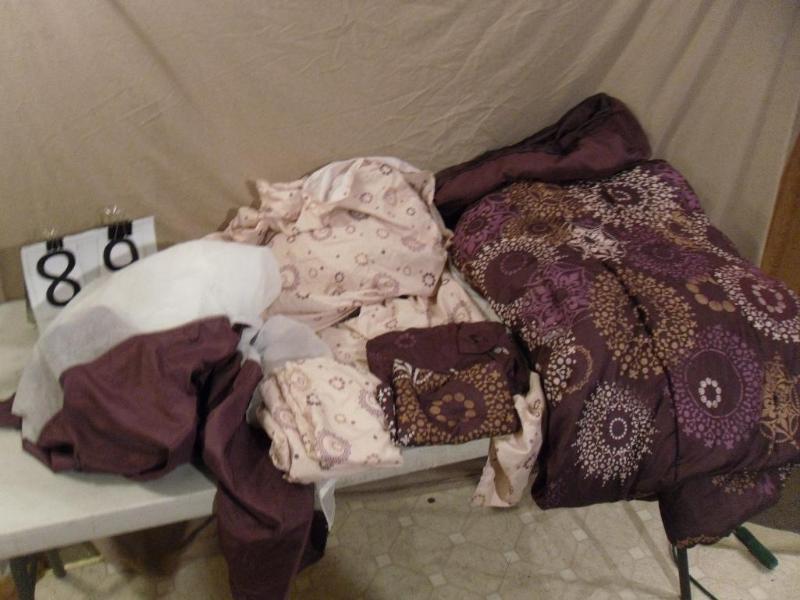 lot 89 image: Queen Sized Slightly used Comforter...