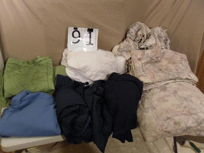 lot 91 image: Heavy Full Comforter Set with 2 Sha...