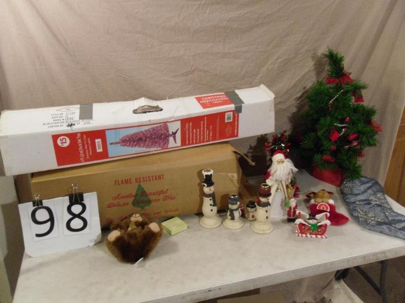 lot 98 image: Lot of Assorted Christmas Items. 4 ...