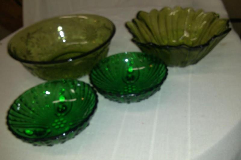 Lot of 4 vintage green bowls. 2-fir...