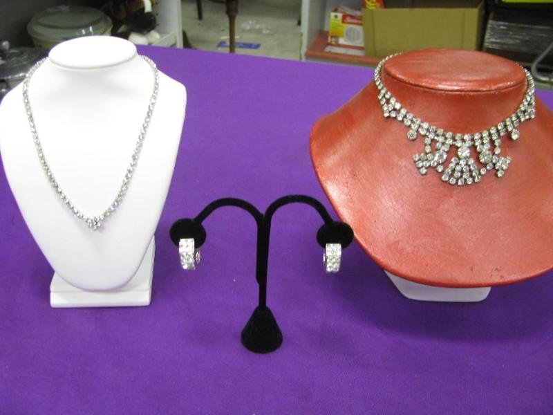 one pair of earrings and two rhines...