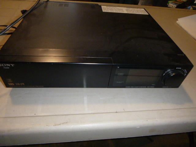 lot 120 image: Sony VCR Model SLV-575 UC...