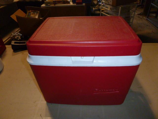 lot 147 image: Rubbermaid Cooler...