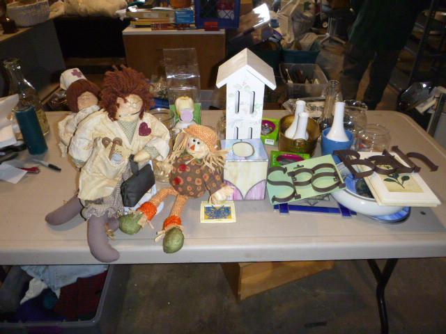 lot 175 image: Lot of Miscellaneous Decorations...