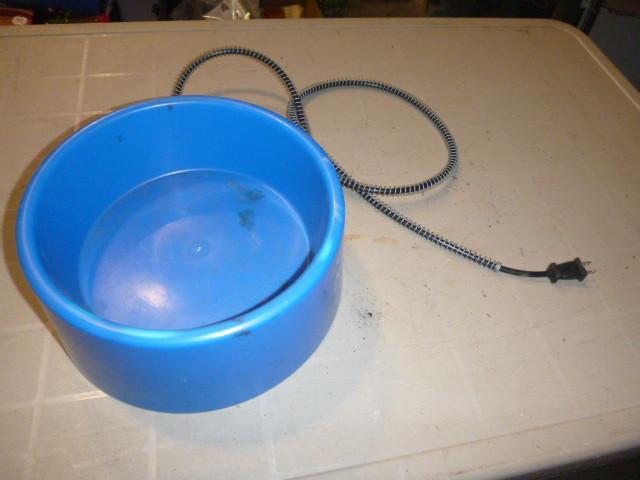 lot 189 image: Outdoor Heated Dog Water Bowl...