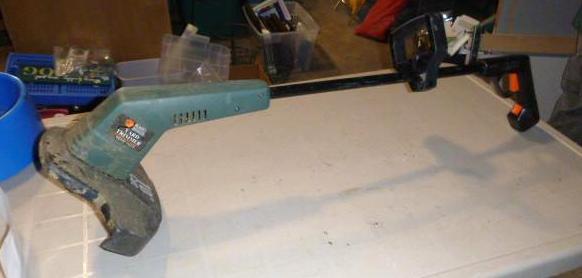 lot 190 image: Black & Decker 10" Weed Wh...