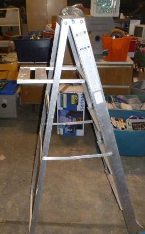 lot 21 image: 5 Foot Aluminum Step Ladder...