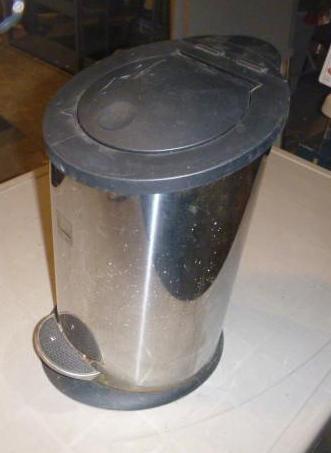 lot 233 image: Small Garbage Can with Flip Up Lid...