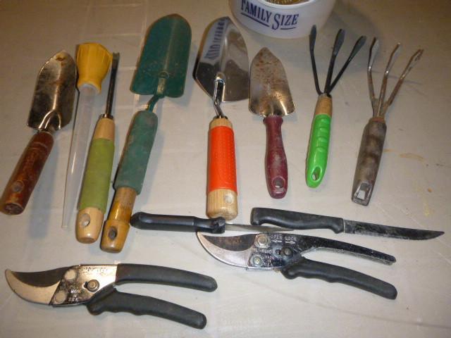 lot 259 image: Lot of Miscellaneous Garden Tools...