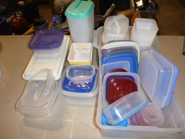 lot 268 image: Lot of Miscellaneous Plastic Storag...