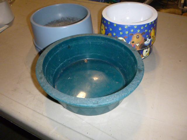 lot 304 image: 5 Pet Dishes...