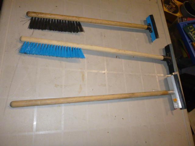 lot 310 image: 3 Squeegees...