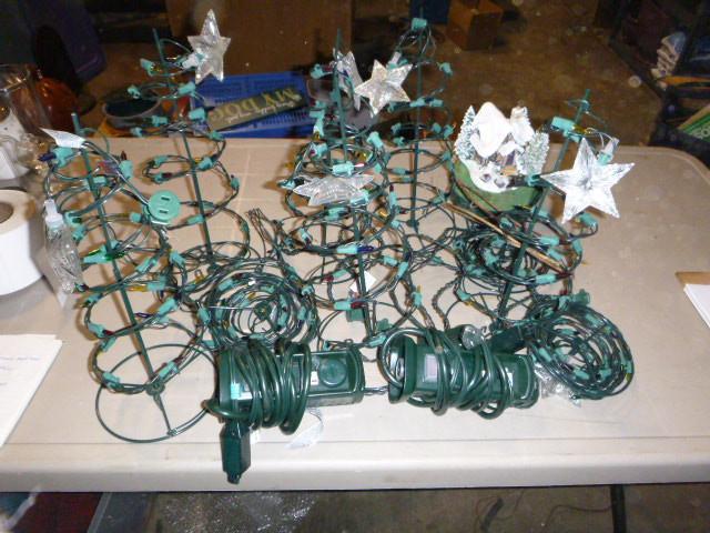 lot 323 image: Lot of Miscellaneous Christmas Item...