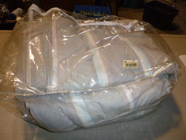lot 58 image: Queen Size Comforter...