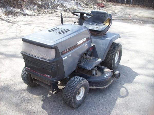 lot 11 image: Craftsman Riding Lawnmower.   Start...