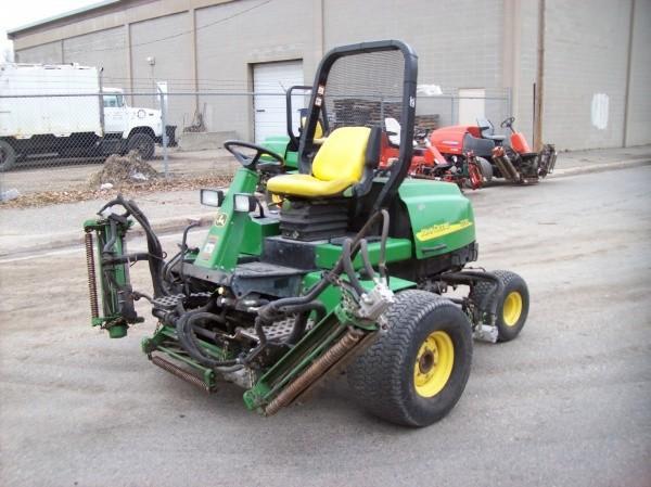 lot 2 image: John Deere 3215B Fairway Reel Lawn ...