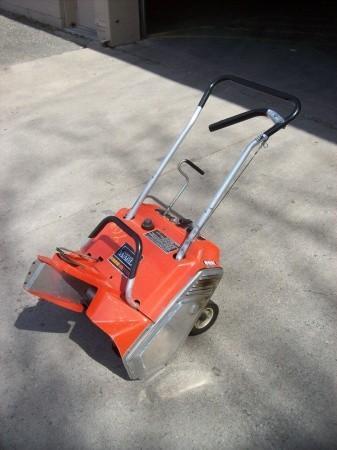 lot 9 image: Montgomery Wards Snowblower. Starts...
