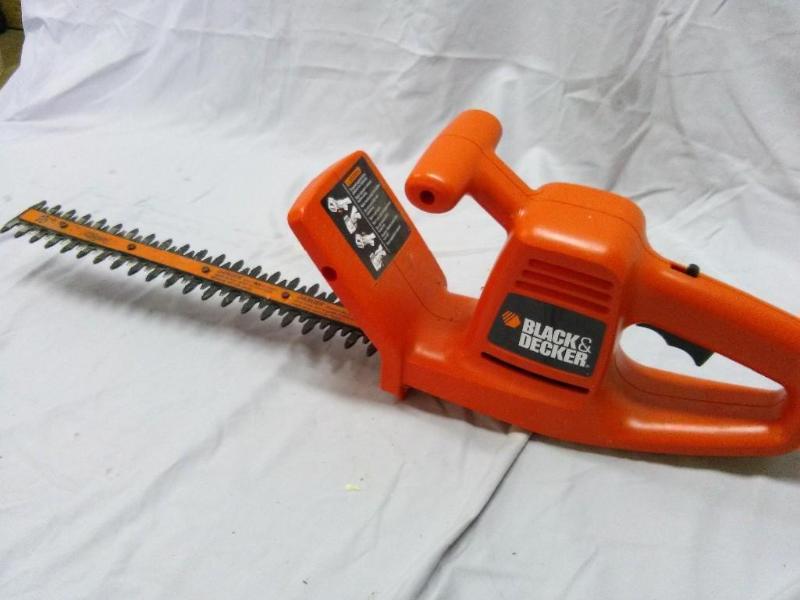 lot 10 image: Black & Decker 16" electri...