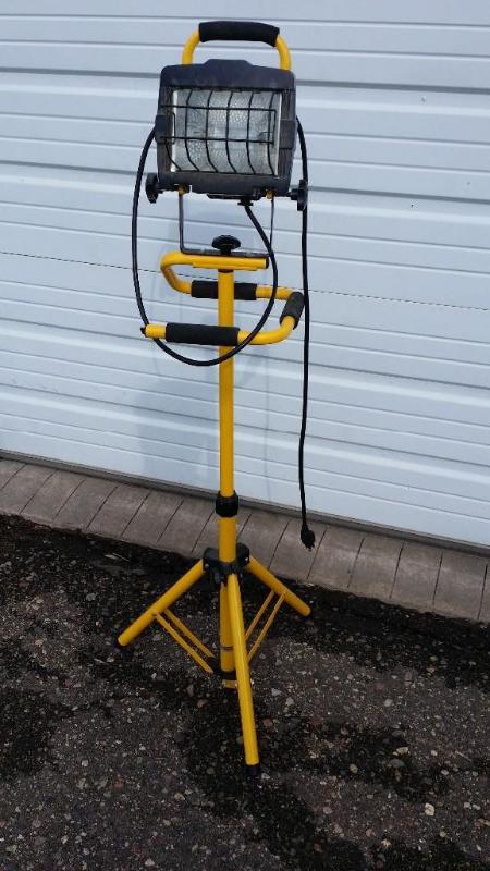lot 7 image: 600 Watt halogen light with Tripod,...