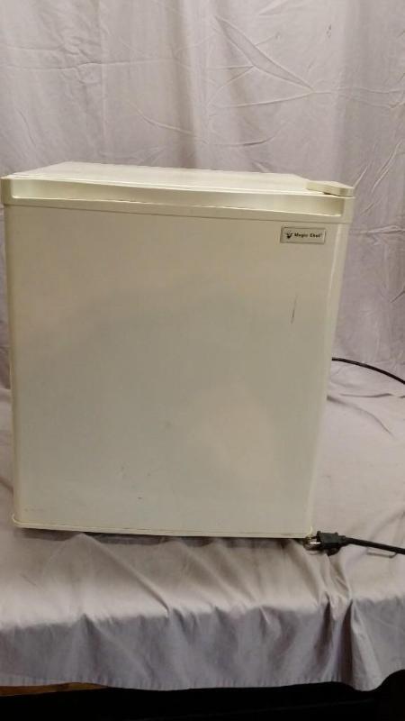 lot 27 image: Magic Chef mini fridge. Comes with ...