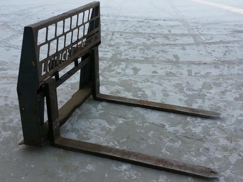 lot 10 image: Universal quick attach Skid Steer p...