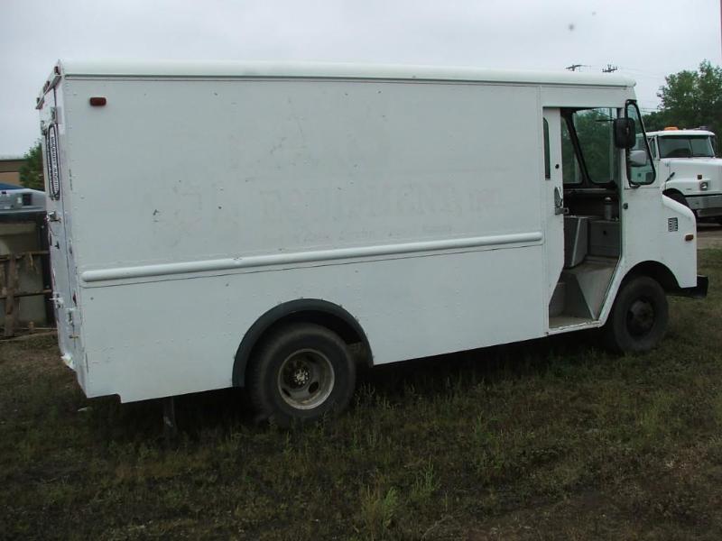 lot 11 image: 1981 Grumman Step Van, VIN# 1GBHP32...