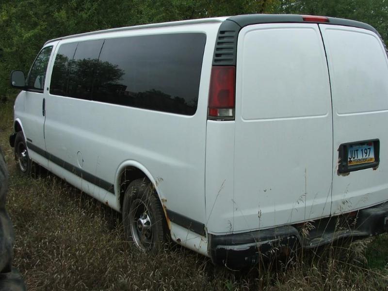 lot 12 image: 2001 Chevrolet 1 ton extended van V...