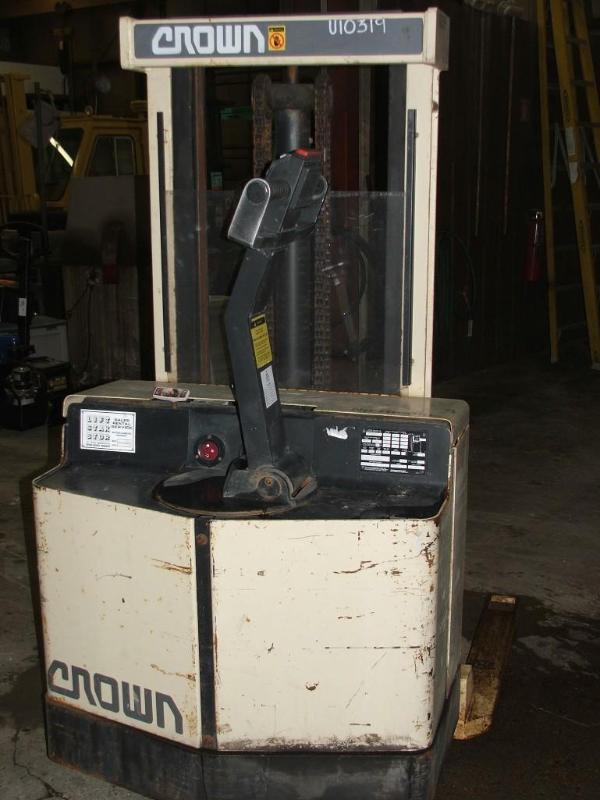 lot 17 image: Crown 3000 # walkie lift. 106 inche...